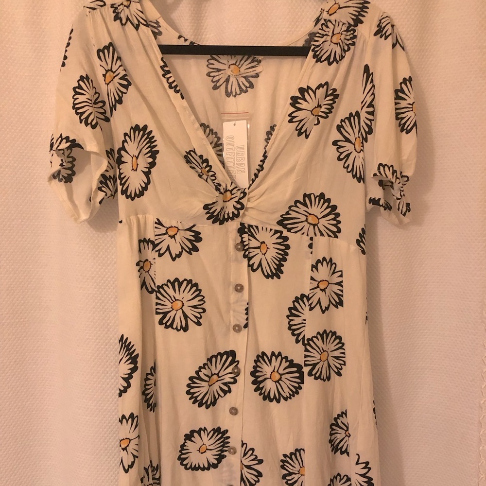 New with tags Urban Outfitters daisy dress size L